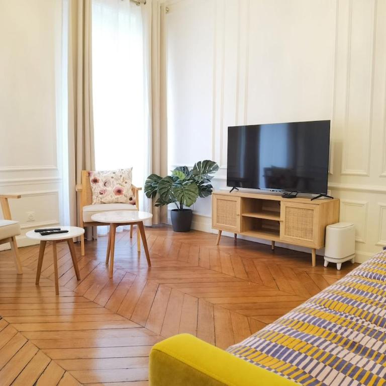 Haussmann 2BR Apt in Le Marais for 6 & 3mns to metro - Two-Bedroom Apartment - 1