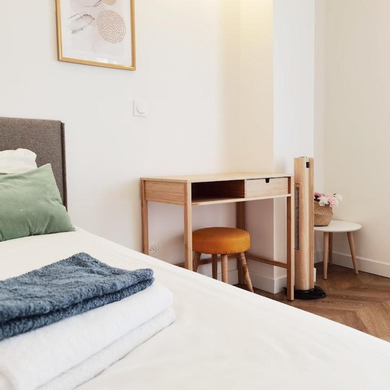 Haussmann 2BR Apt in Le Marais for 6 & 3mns to metro - Two-Bedroom Apartment - 2