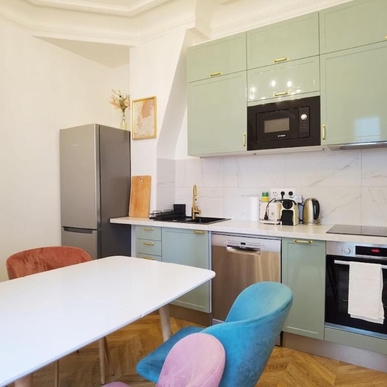 Haussmann 2BR Apt in Le Marais for 6 & 3mns to metro - Two-Bedroom Apartment - 8