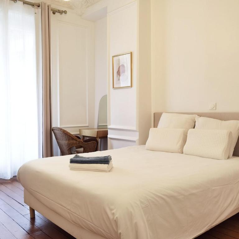 Haussmann 2BR Apt in Le Marais for 6 & 3mns to metro - Two-Bedroom Apartment - 9