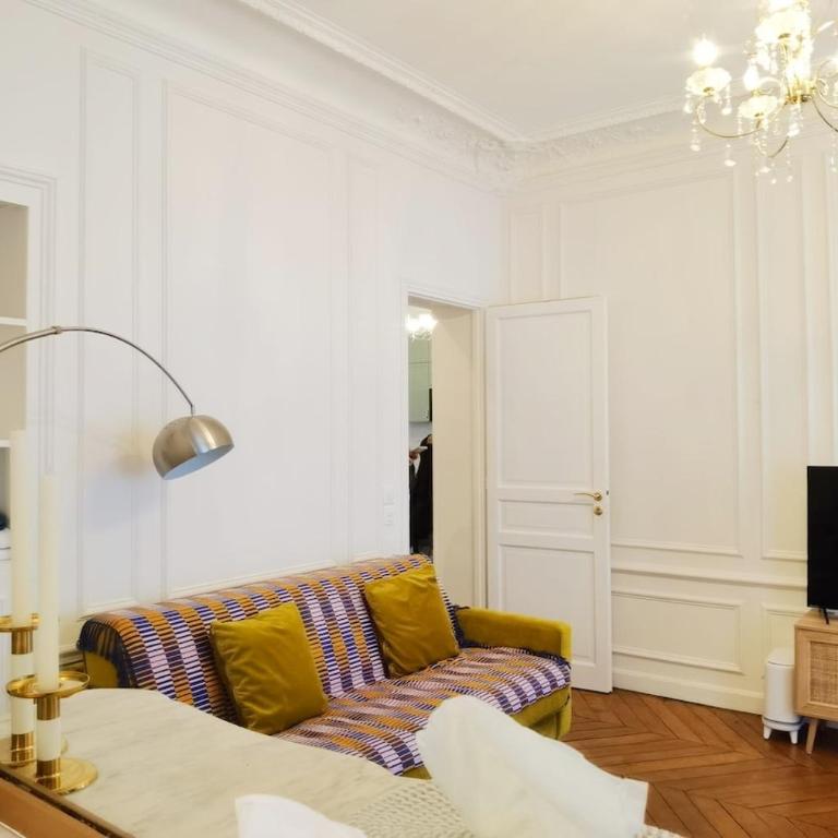 Haussmann 2BR Apt in Le Marais for 6 & 3mns to metro - Two-Bedroom Apartment - 10