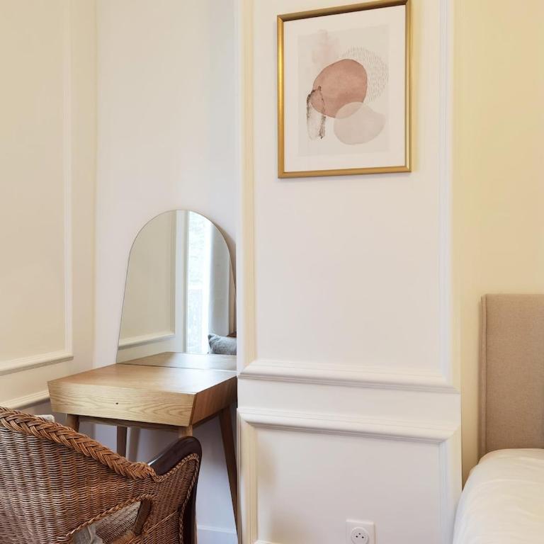 Haussmann 2BR Apt in Le Marais for 6 & 3mns to metro - Two-Bedroom Apartment - 11