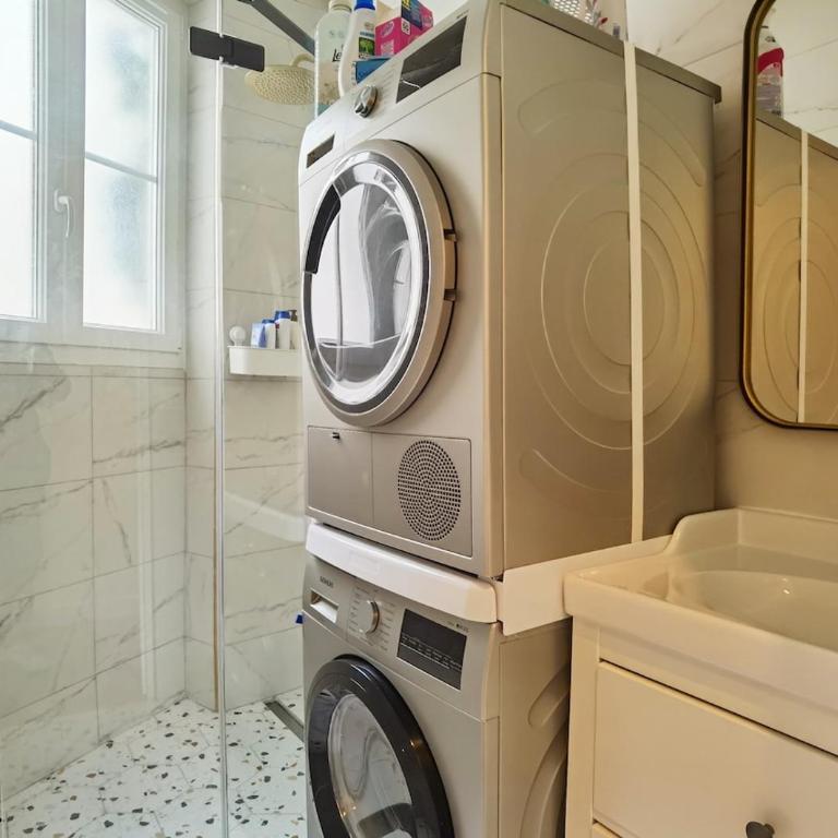 Haussmann 2BR Apt in Le Marais for 6 & 3mns to metro - Two-Bedroom Apartment - 12