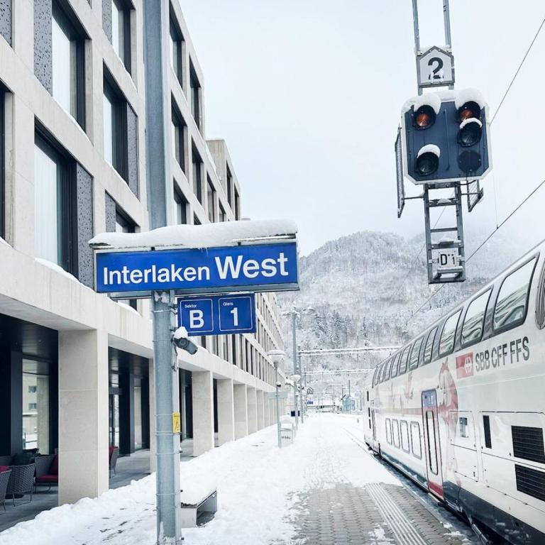 Mountain View Luxury Apartment at Interlaken West Station with Balcony, AC and BBQ - Apartment - 5