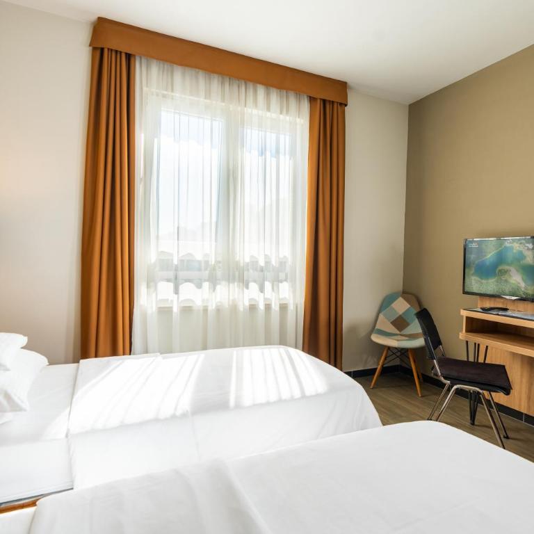 Hotel Resurs - Dvokrevetna Soba sa Bračnim Krevetom /2 Zasebna Kreveta i Sopstvenim Kupatilom - 8