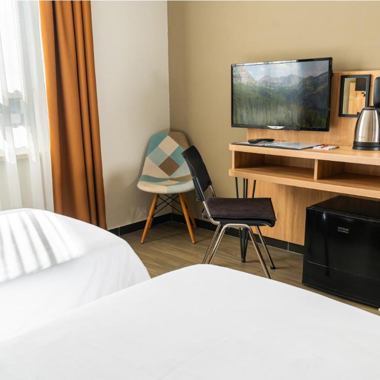Hotel Resurs - Dvokrevetna Soba sa Bračnim Krevetom /2 Zasebna Kreveta i Sopstvenim Kupatilom - 9