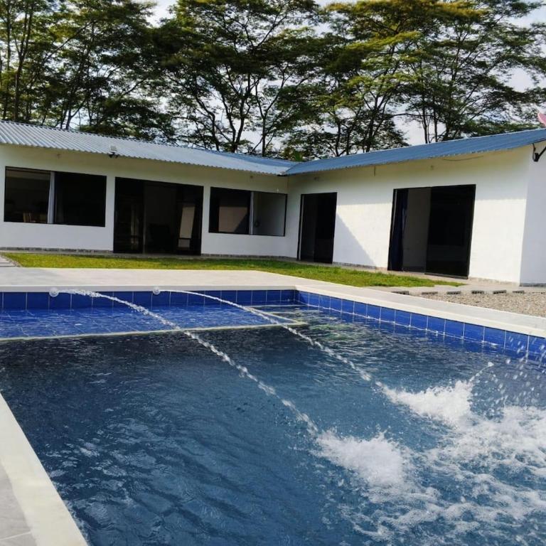 Hermosa casa campestre a solo 7 minutos de la ciudad, con piscina privada - Four-Bedroom House - 1