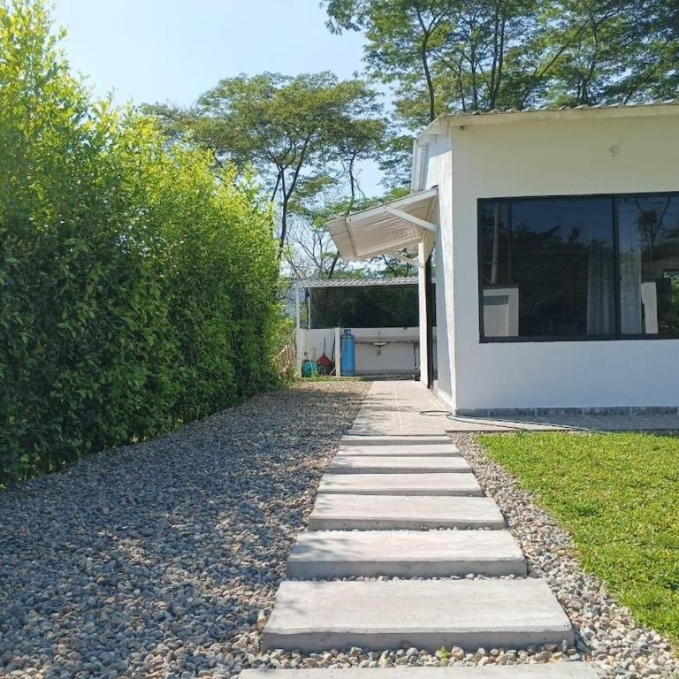 Hermosa casa campestre a solo 7 minutos de la ciudad, con piscina privada - Four-Bedroom House - 5