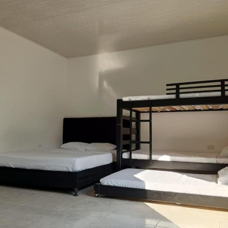 Hermosa casa campestre a solo 7 minutos de la ciudad, con piscina privada - Four-Bedroom House - 11
