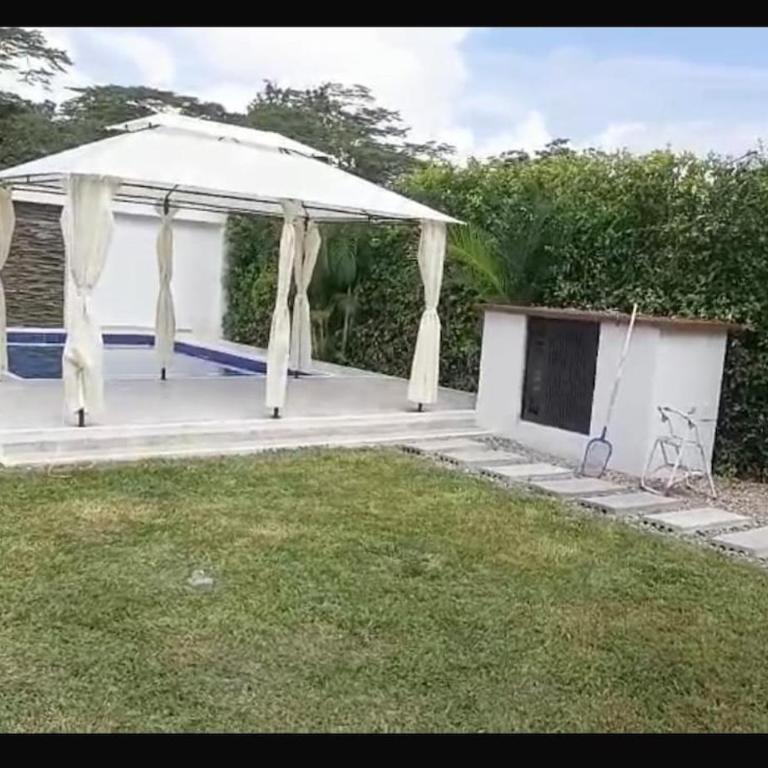 Hermosa casa campestre a solo 7 minutos de la ciudad, con piscina privada - Four-Bedroom House - 15