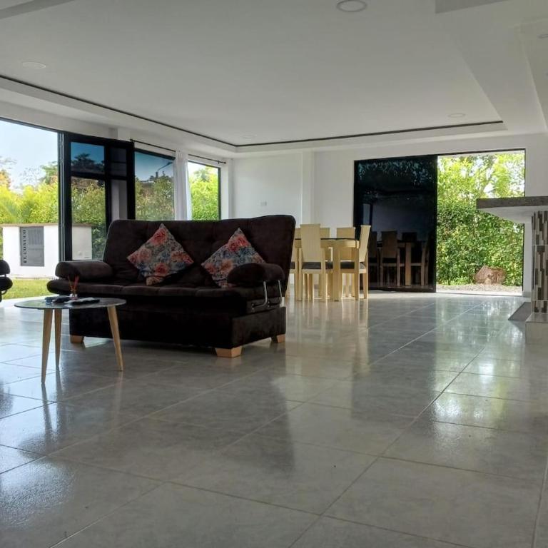 Hermosa casa campestre a solo 7 minutos de la ciudad, con piscina privada - Four-Bedroom House - 18