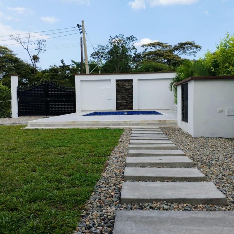 Hermosa casa campestre a solo 7 minutos de la ciudad, con piscina privada - Four-Bedroom House - 23