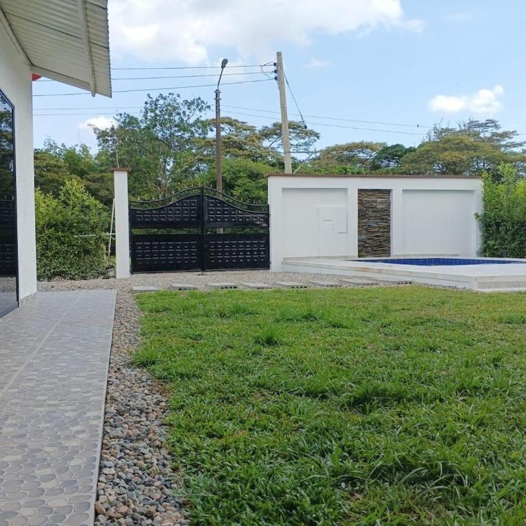 Hermosa casa campestre a solo 7 minutos de la ciudad, con piscina privada - Four-Bedroom House - 27