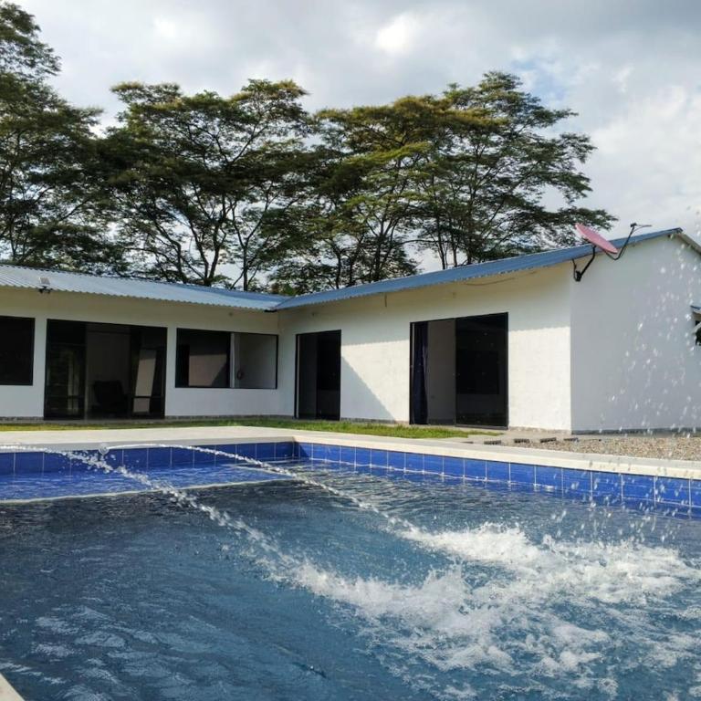 Hermosa casa campestre a solo 7 minutos de la ciudad, con piscina privada - Four-Bedroom House - 30