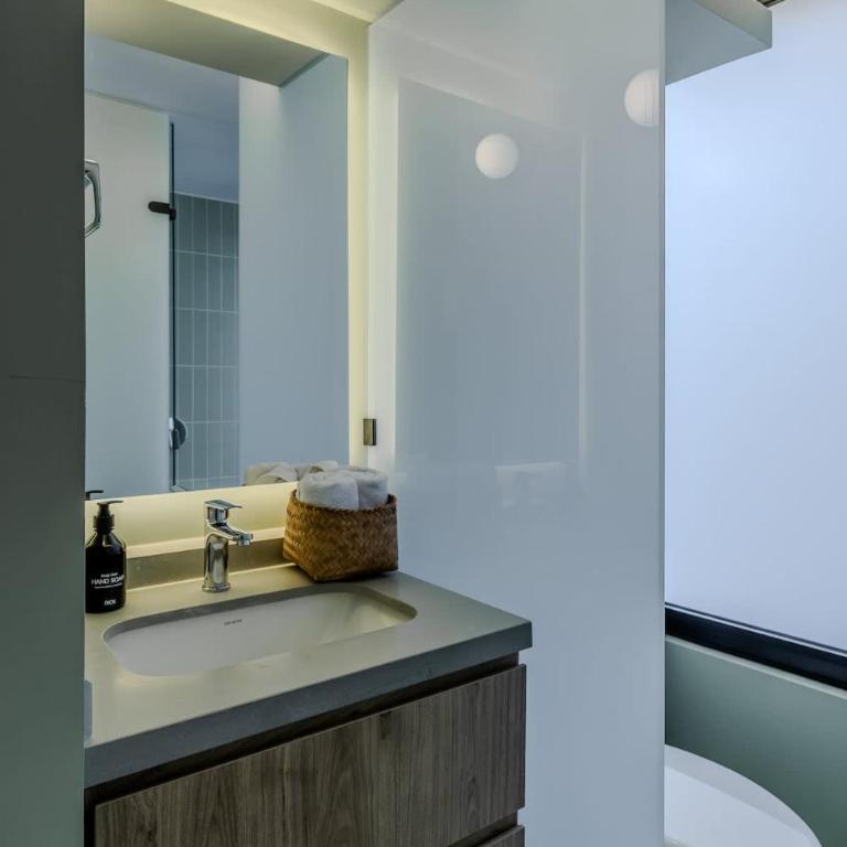 NOK Stylish 1BR with Cozy Terrace - Apartamento - 11