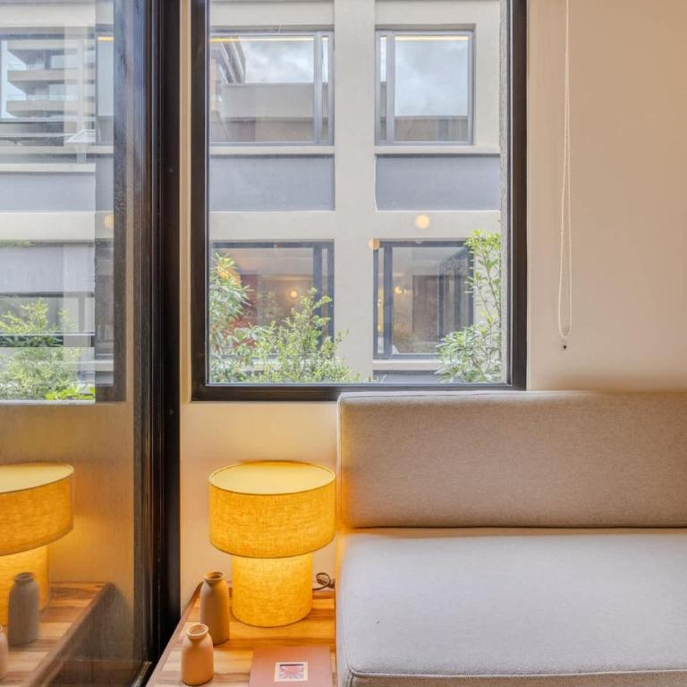 Nok Modern 2BR Apartment with Balcony & City Views - Apartamento - 13