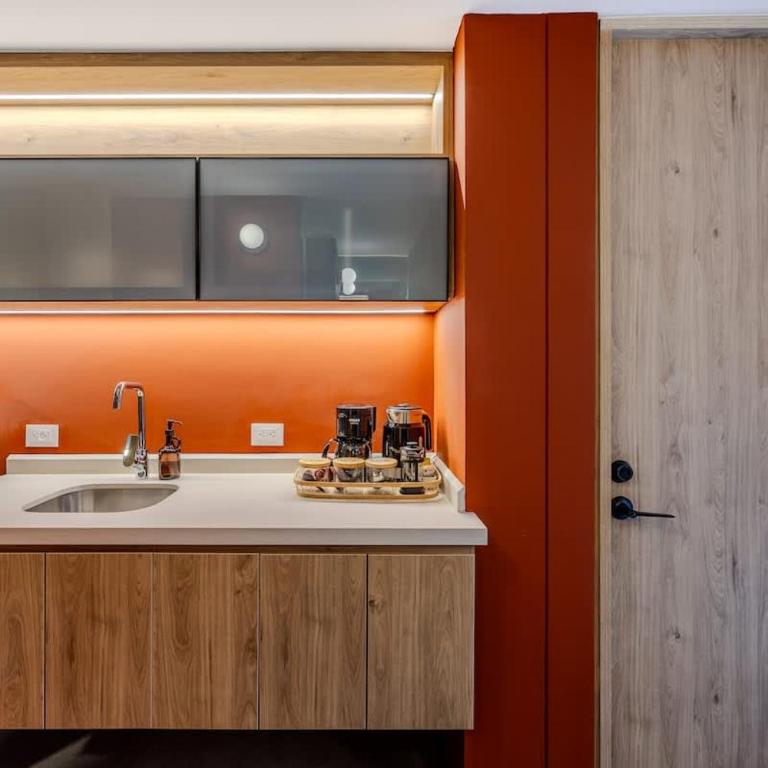 Nok Modern 2BR Apartment with Balcony & City Views - Apartamento - 16