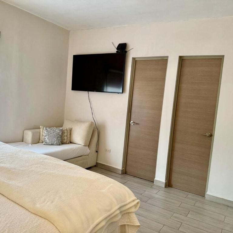 Hermosa casa en Santa Catarina, a 9 minutos del consulado,15 minutos fundidora, paseo Santa Lucía, cómoda, ubicación privilegiada, gym, equipada - Two-Bedroom House - 13