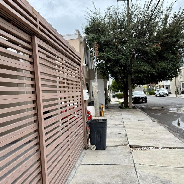 Hermosa casa en Santa Catarina, a 9 minutos del consulado,15 minutos fundidora, paseo Santa Lucía, cómoda, ubicación privilegiada, gym, equipada - Two-Bedroom House - 44