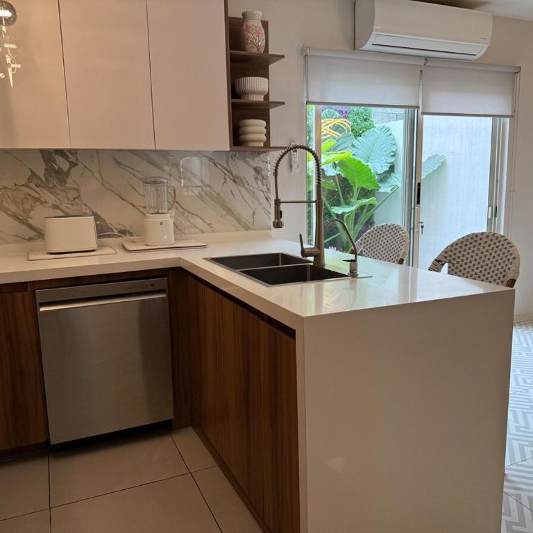 Hermosa casa en Santa Catarina, a 9 minutos del consulado,15 minutos fundidora, paseo Santa Lucía, cómoda, ubicación privilegiada, gym, equipada - Two-Bedroom House - 53