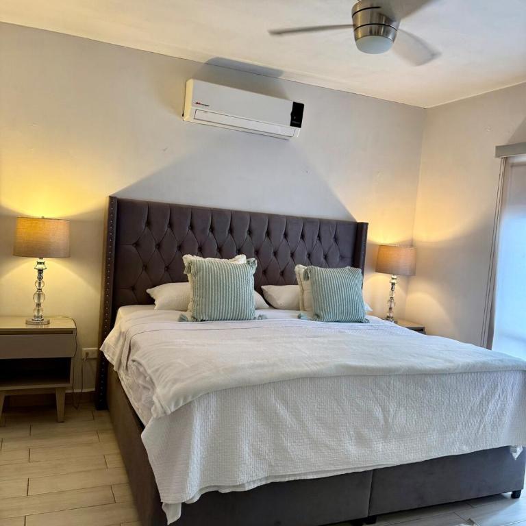 Hermosa casa en Santa Catarina, a 9 minutos del consulado,15 minutos fundidora, paseo Santa Lucía, cómoda, ubicación privilegiada, gym, equipada - Two-Bedroom House - 64