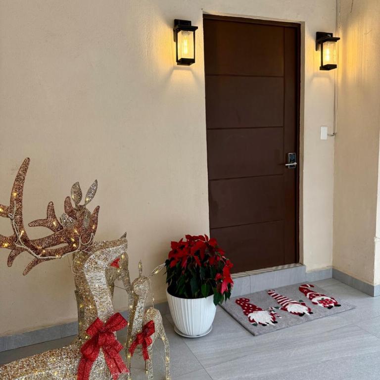 Hermosa casa en Santa Catarina, a 9 minutos del consulado,15 minutos fundidora, paseo Santa Lucía, cómoda, ubicación privilegiada, gym, equipada - Two-Bedroom House - 65