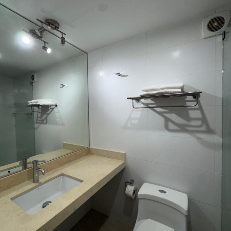 2 Bedroom Miraflores Apartment Down Town - Two-Bedroom Apartment with Balcony - 6