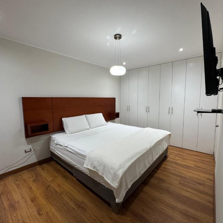 2 Bedroom Miraflores Apartment Down Town - Two-Bedroom Apartment with Balcony - 4