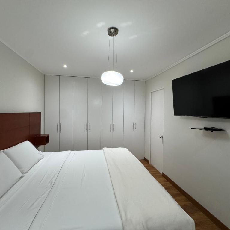 2 Bedroom Miraflores Apartment Down Town - Two-Bedroom Apartment with Balcony - 2