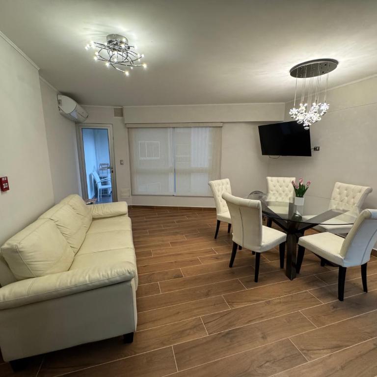 2 Bedroom Miraflores Apartment Down Town - Two-Bedroom Apartment with Balcony - 1