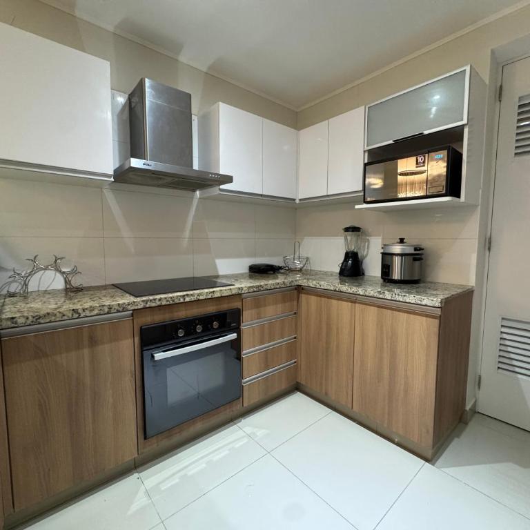 2 Bedroom Miraflores Apartment Down Town - Two-Bedroom Apartment with Balcony - 5