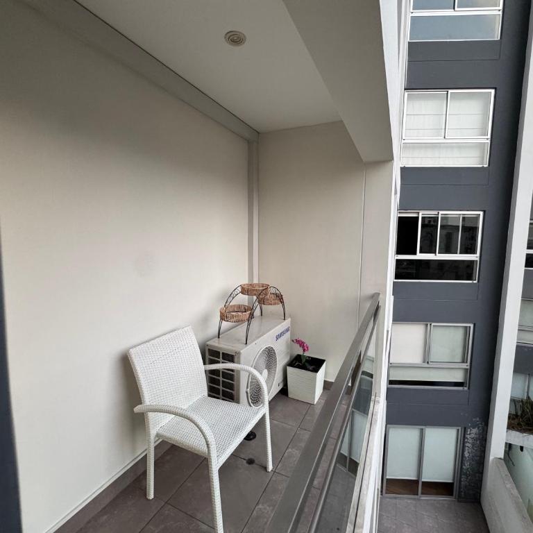 2 Bedroom Miraflores Apartment Down Town - Two-Bedroom Apartment with Balcony - 9