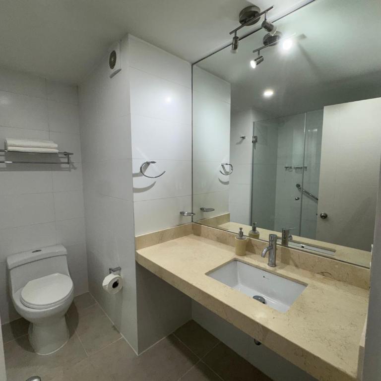 2 Bedroom Miraflores Apartment Down Town - Two-Bedroom Apartment with Balcony - 10