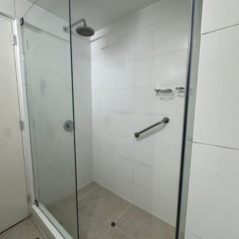 2 Bedroom Miraflores Apartment Down Town - Two-Bedroom Apartment with Balcony - 11