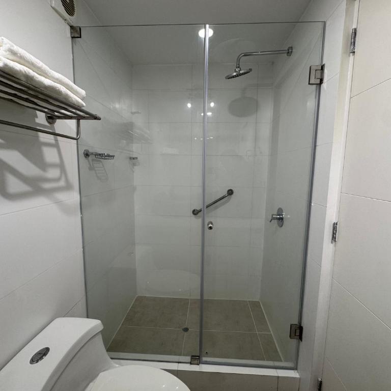 2 Bedroom Miraflores Apartment Down Town - Two-Bedroom Apartment with Balcony - 12