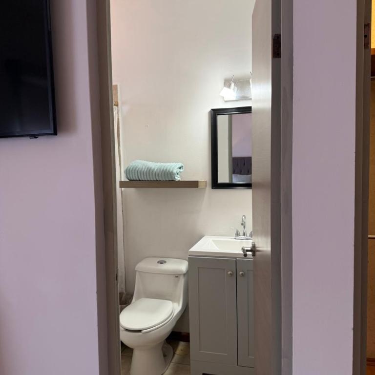 Hermosa casa en Santa Catarina, a 9 minutos del consulado,15 minutos fundidora, paseo Santa Lucía, cómoda, ubicación privilegiada, gym, equipada - Two-Bedroom House - 3