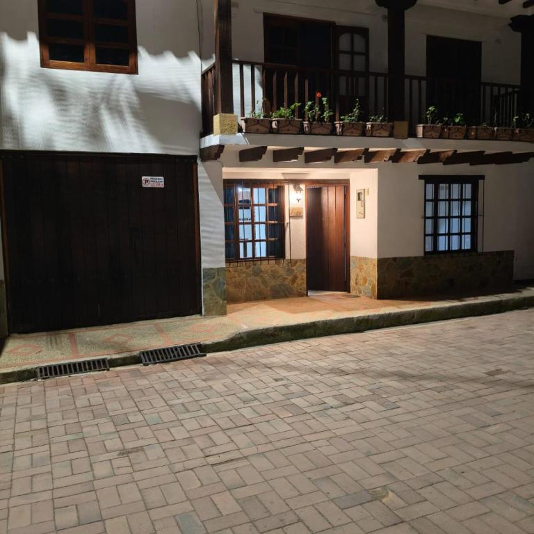 Roomii Hostel - Double Room with Balcony - 18