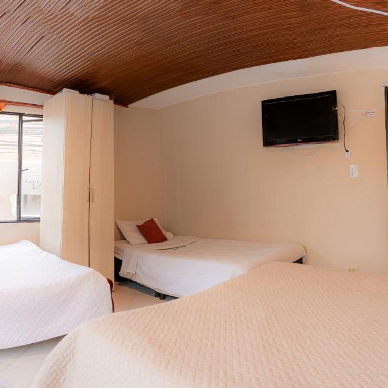 hotel Dinastia - Habitación Compartida Mixta - 2