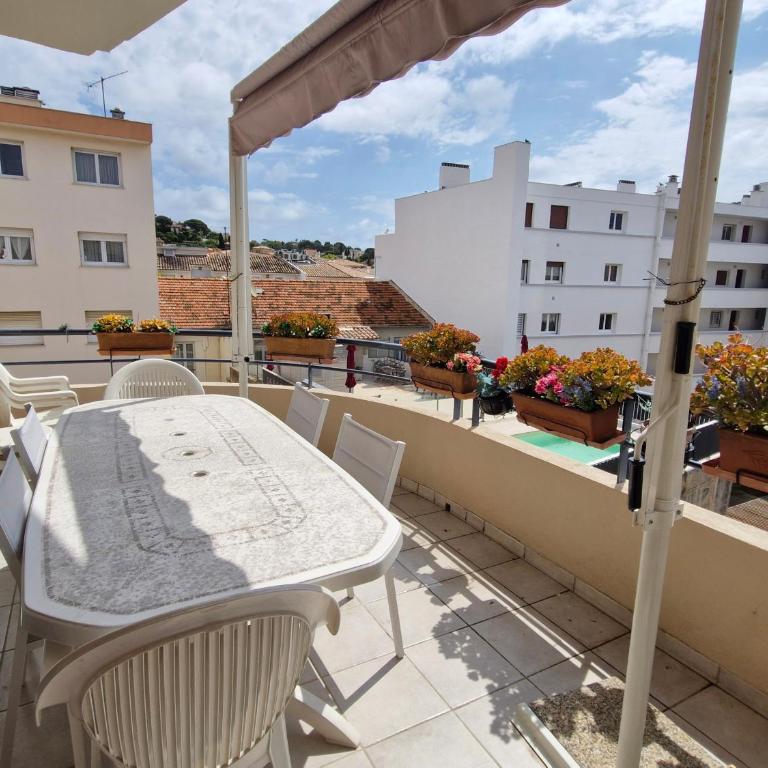 Appartement 3 pièces climatisé avec terrasse et parking, centre-ville Sainte-Maxime - FR-1-780-17 - Apartment - 35
