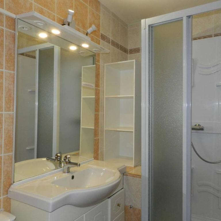 Studio coin nuit avec terrasse et parking privatif à Bormes-les-Mimosas - FR-1-251-900 - Appartement - 6