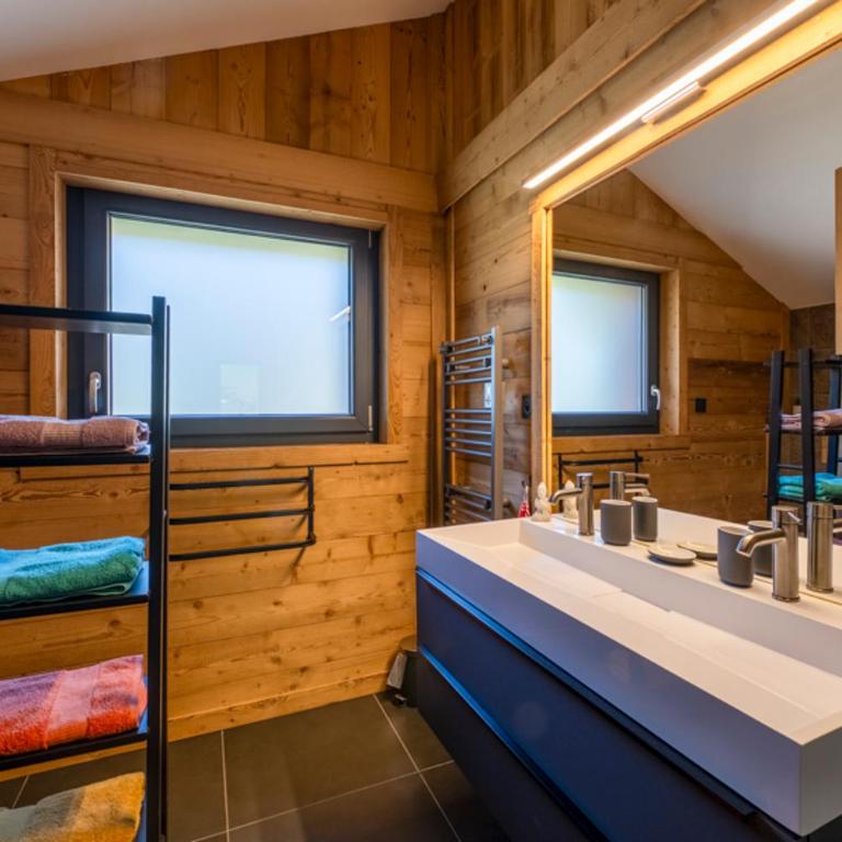 Chalet paisible 3 étoiles Sauna, Cheminée, Terrasse Sud, Vue montagne, Bois & Pierre authentique et confort moderne - Chalet - 25