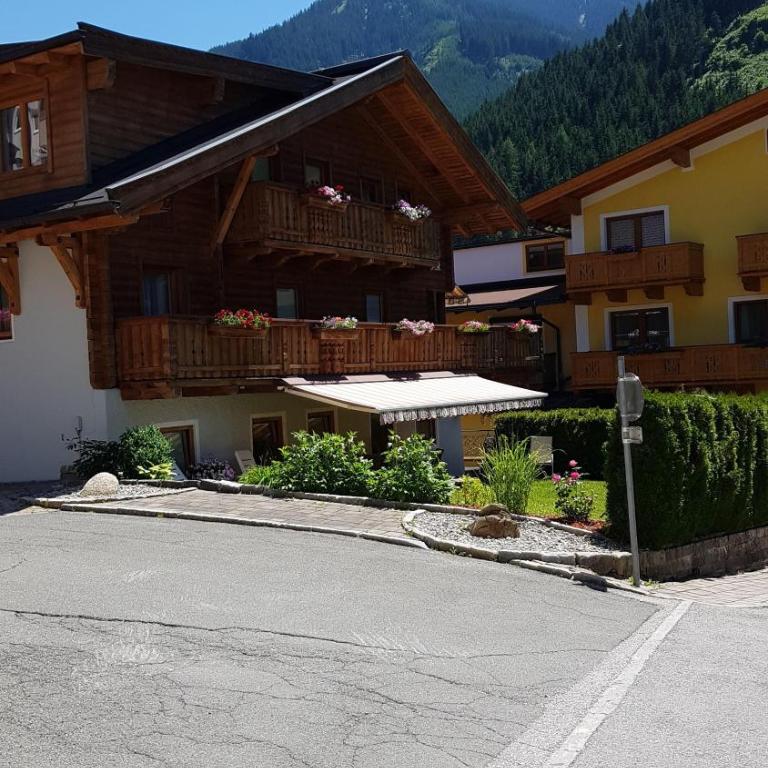 Pension Embacher GmbH & Co KG - Familienzimmer mit Dusche - 26