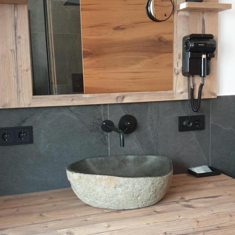 Pension Embacher GmbH & Co KG - Deluxe Doppelzimmer mit Dusche - 17