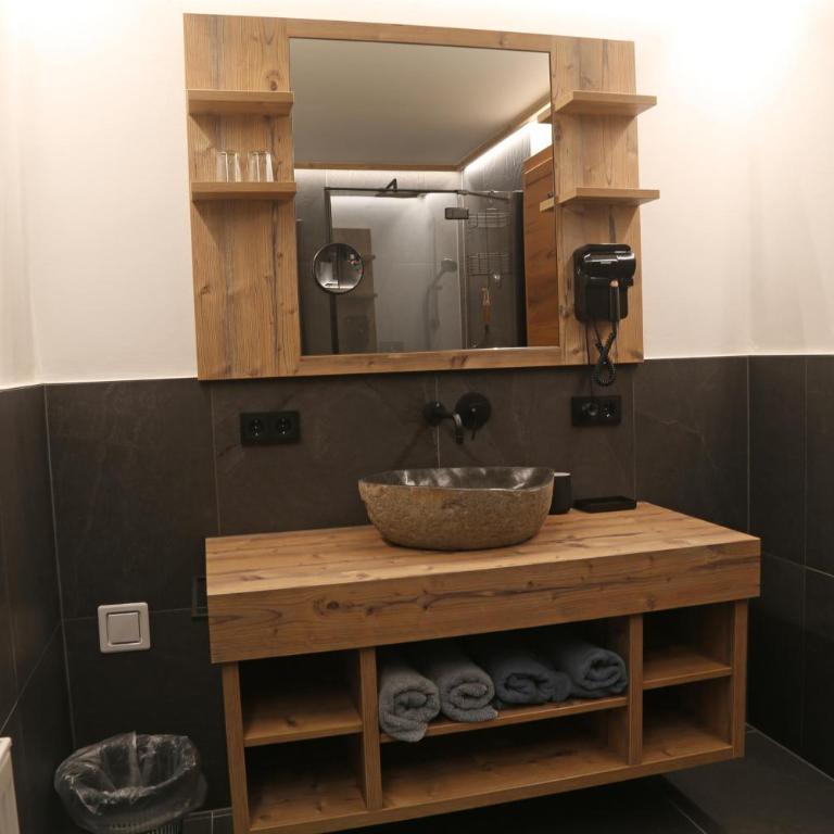 Pension Embacher GmbH & Co KG - Deluxe Doppelzimmer mit Dusche - 16