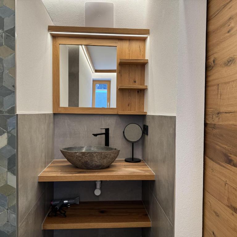 Pension Embacher GmbH & Co KG - Familienzimmer mit Dusche - 18