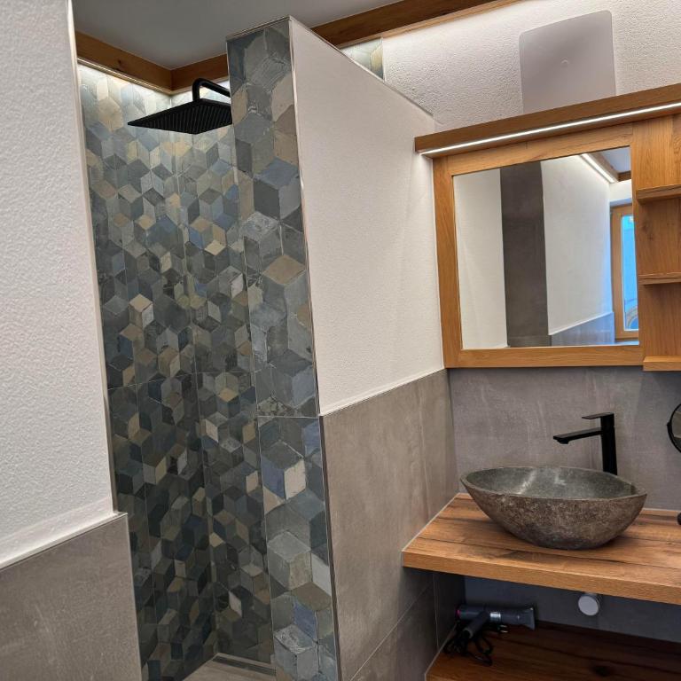 Pension Embacher GmbH & Co KG - Familienzimmer mit Dusche - 16
