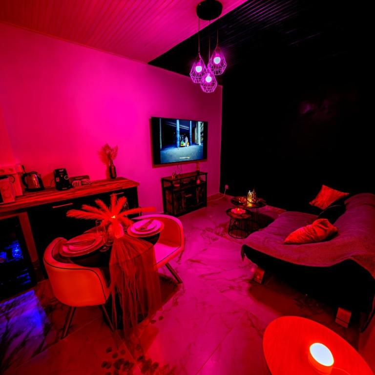 Suite romantique & Jacuzzi privatif Centre d'Arles, Climatisée - Appartement 1 Chambre - 25