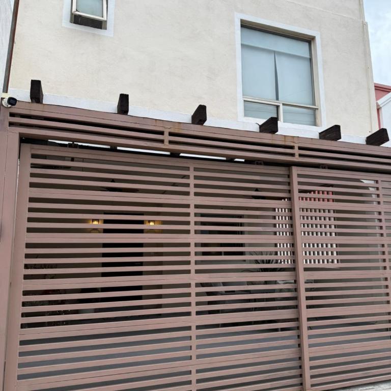 Hermosa casa en Santa Catarina, a 9 minutos del consulado,15 minutos fundidora, paseo Santa Lucía, cómoda, ubicación privilegiada, gym, equipada - Two-Bedroom House - 55