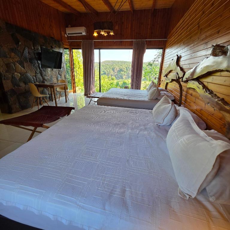 Tupa Lodge Selva y Rio - Suite con cama grande y balcón - 1