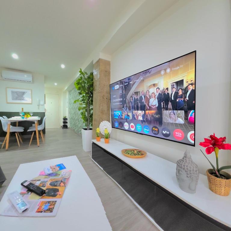 Modern Living Miramar II Elegant 3 Bedroom Stay in city center Walking distance to the trainstation and the beaches by NAMASTE ELITE - Apartamento de 3 dormitorios - 1